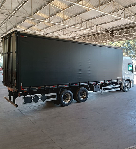 IBC Containers carregadas em caminhão